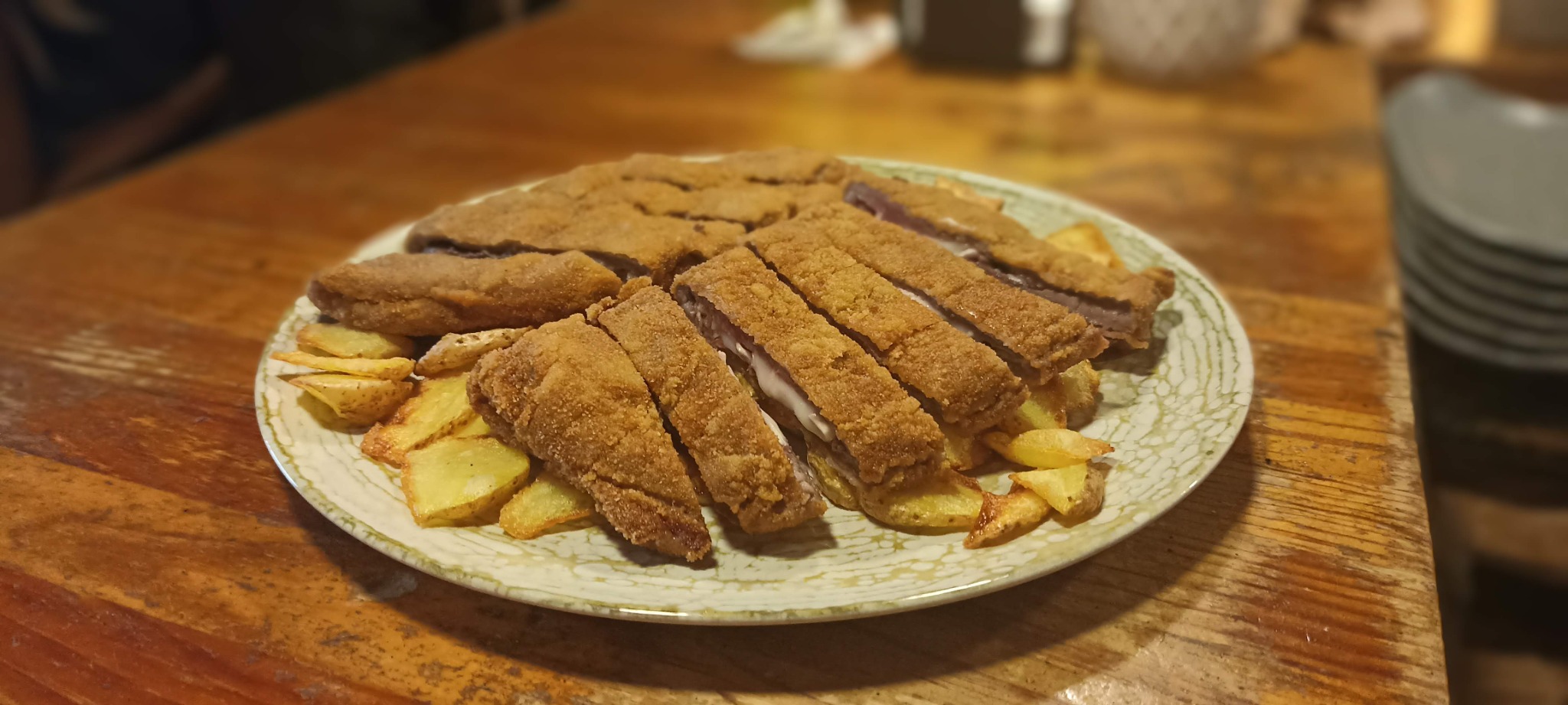 Cachopo con patatas fritas servido en Tapas y Pintxos Goya de Móstoles