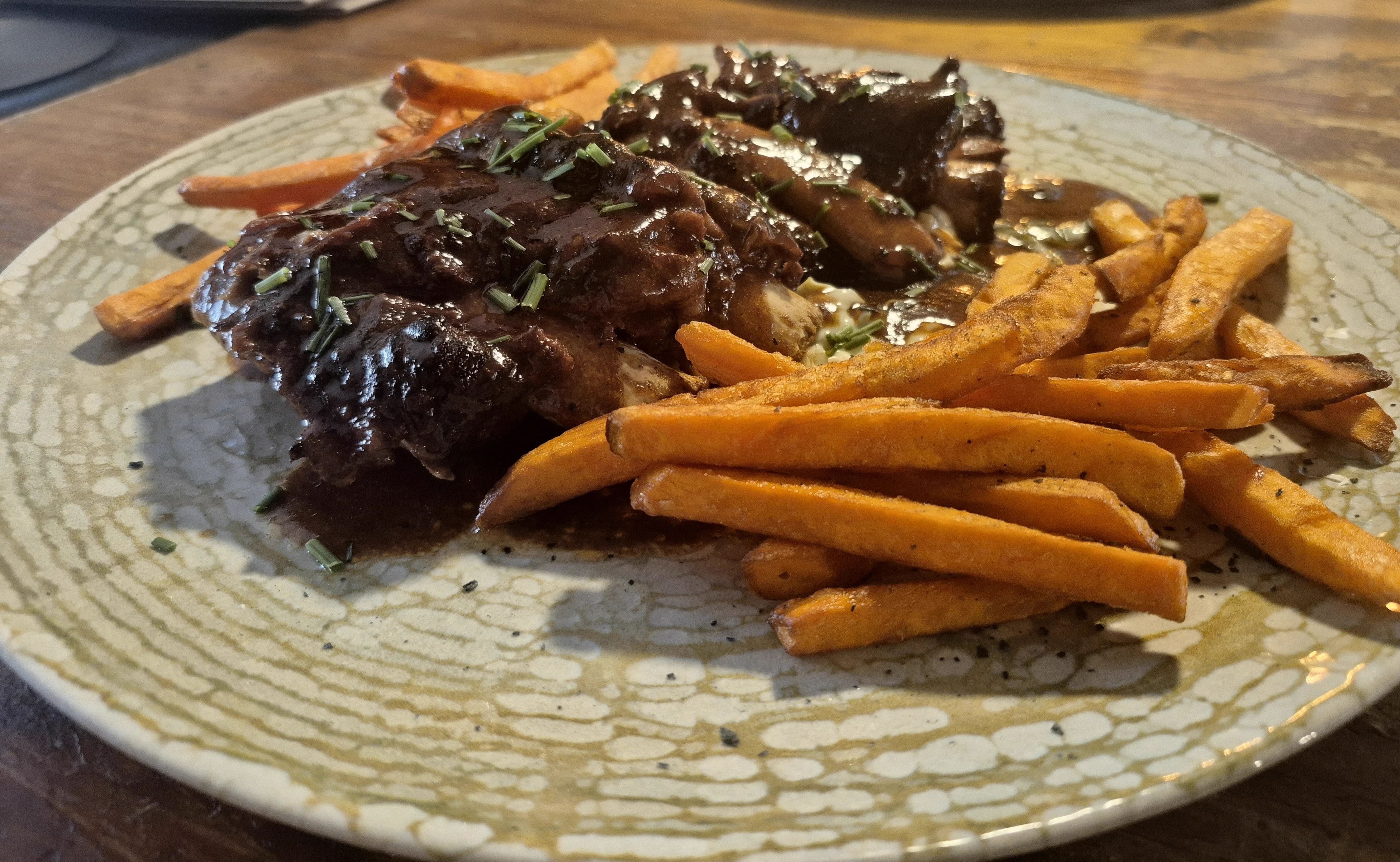 Costillas BBQ a baja temperatura con ensaladilla en Tapas y Pintxos Goya