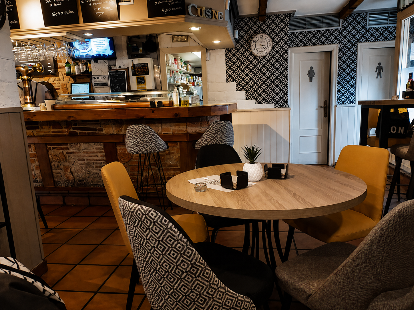 Interior de la barra en el gastrobar Tapas y Pintxos Goya, Móstoles