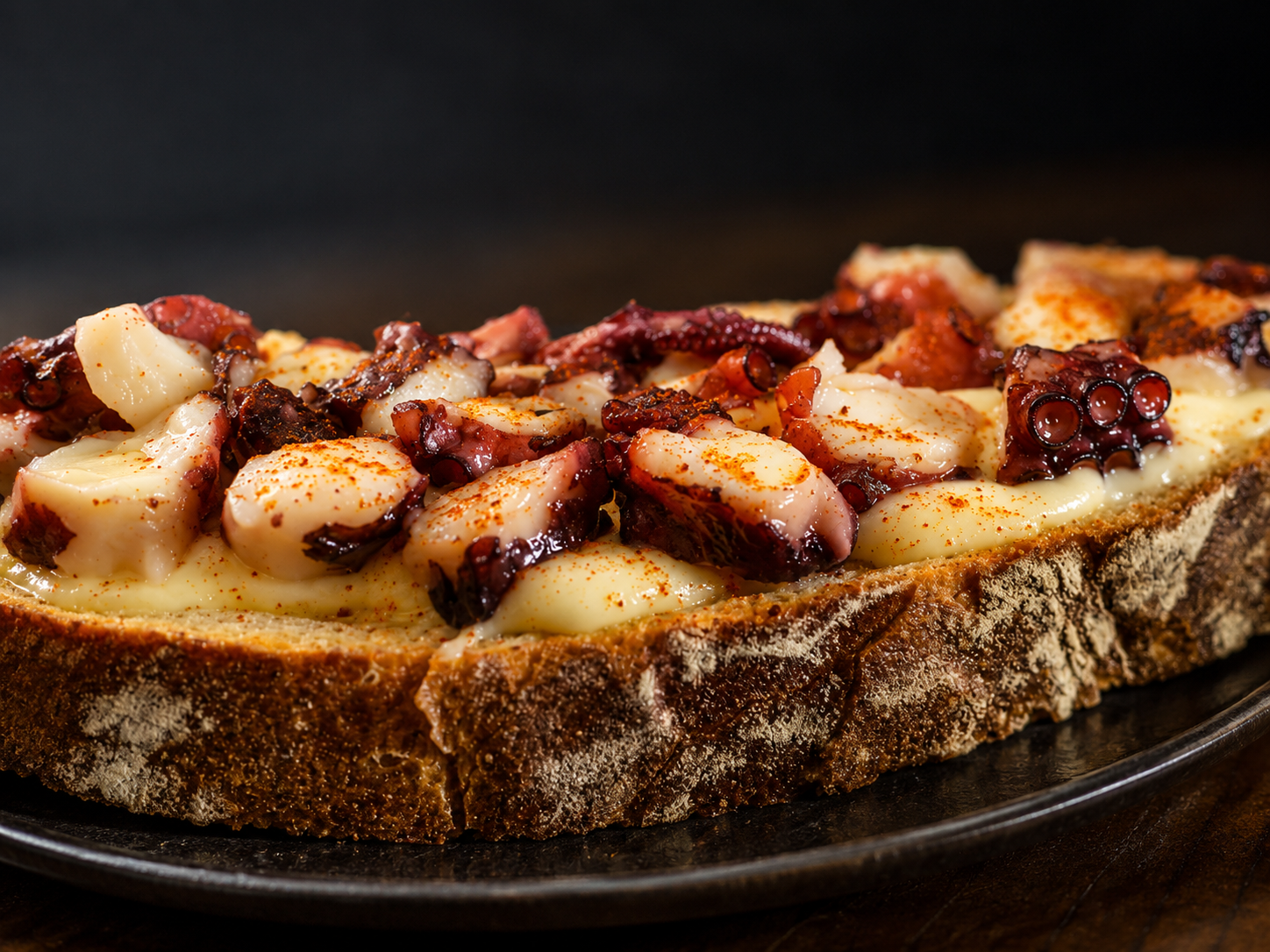 Tosta de pulpo y queso servida en Tapas y Pintxos Goya de Móstoles