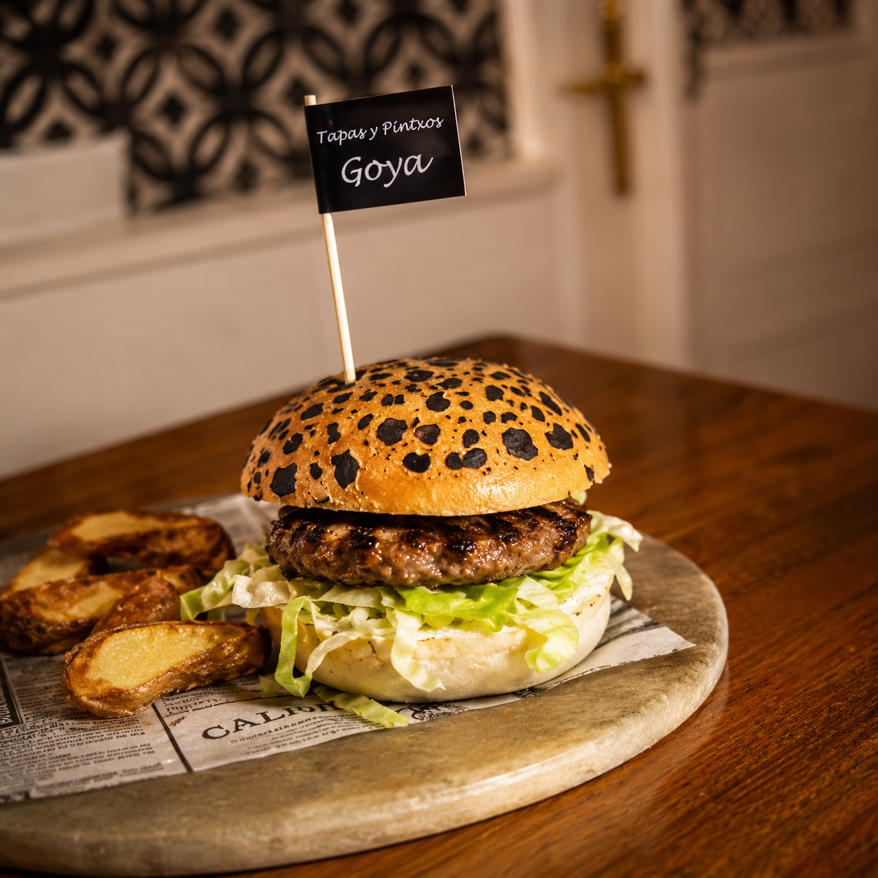 Hamburguesa artesana servida en Tapas y Pintxos Goya de Móstoles