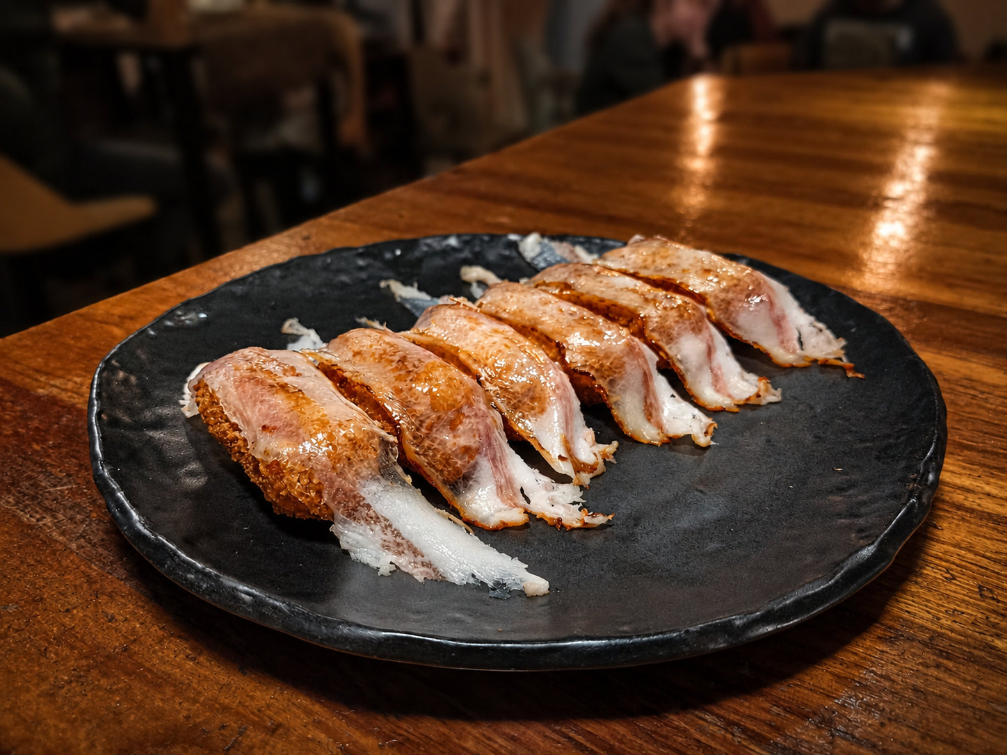 Sushi crujiente con bacon servido en Tapas y Pintxos Goya de Móstoles
